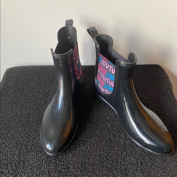 Juicy Couture Romance Black Heart Graffiti Boots - Picture 8 of 10